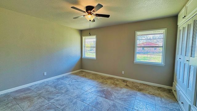 107 S Royal Oaks Rd, Kerrville, TX 78028