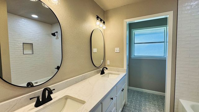 107 S Royal Oaks Rd, Kerrville, TX 78028