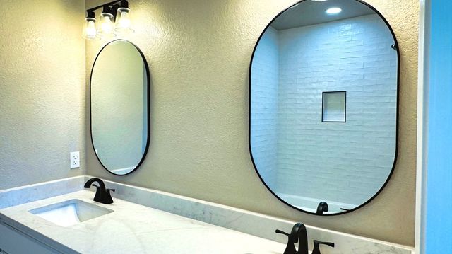 107 S Royal Oaks Rd, Kerrville, TX 78028