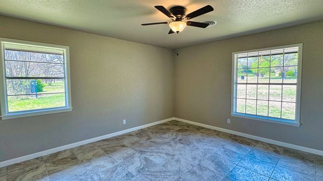 107 S Royal Oaks Rd, Kerrville, TX 78028