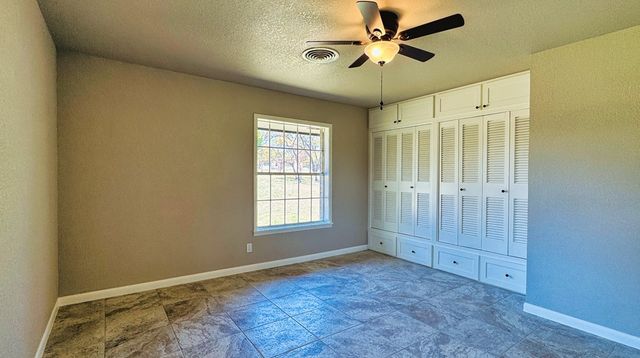 107 S Royal Oaks Rd, Kerrville, TX 78028