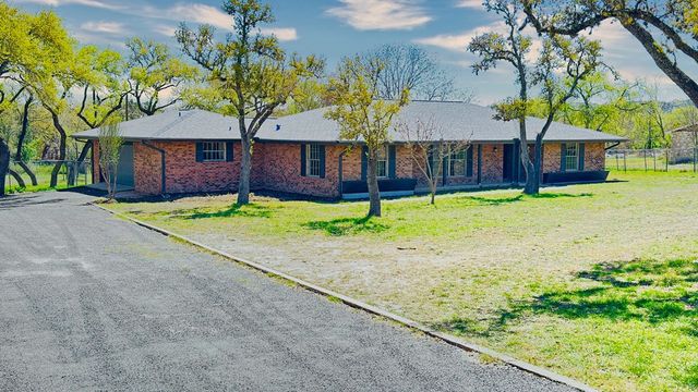 107 S Royal Oaks Rd, Kerrville, TX 78028