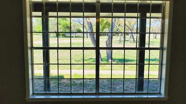 107 S Royal Oaks Rd, Kerrville, TX 78028