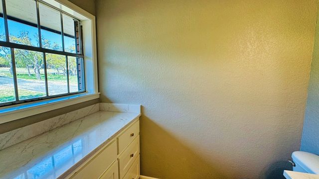 107 S Royal Oaks Rd, Kerrville, TX 78028