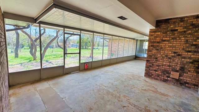 107 S Royal Oaks Rd, Kerrville, TX 78028