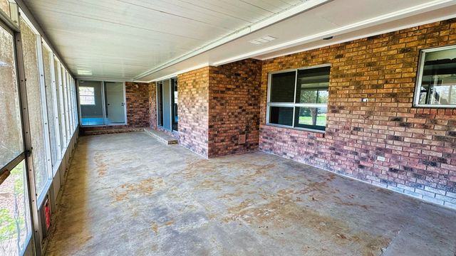 107 S Royal Oaks Rd, Kerrville, TX 78028