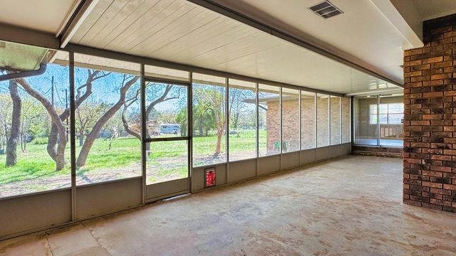 107 S Royal Oaks Rd, Kerrville, TX 78028