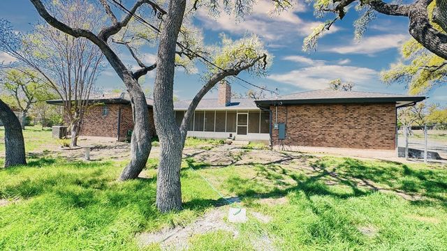 107 S Royal Oaks Rd, Kerrville, TX 78028