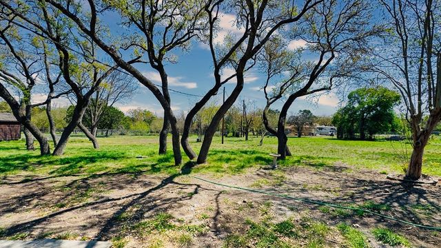 107 S Royal Oaks Rd, Kerrville, TX 78028