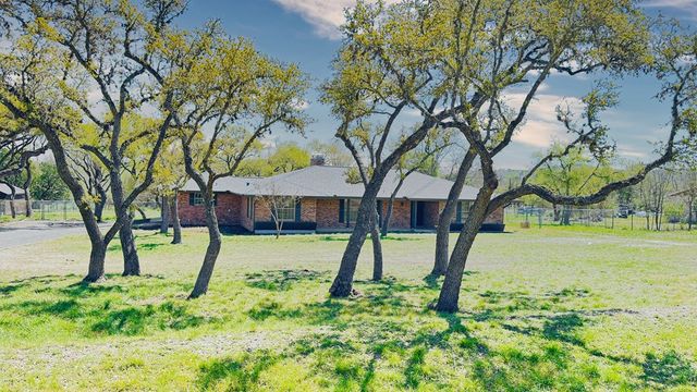 107 S Royal Oaks Rd, Kerrville, TX 78028