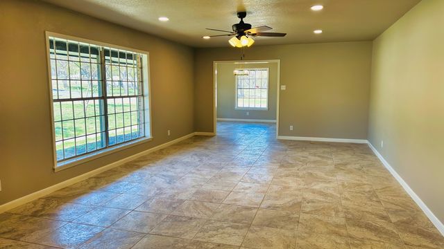 107 S Royal Oaks Rd, Kerrville, TX 78028