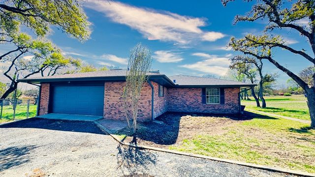 107 S Royal Oaks Rd, Kerrville, TX 78028