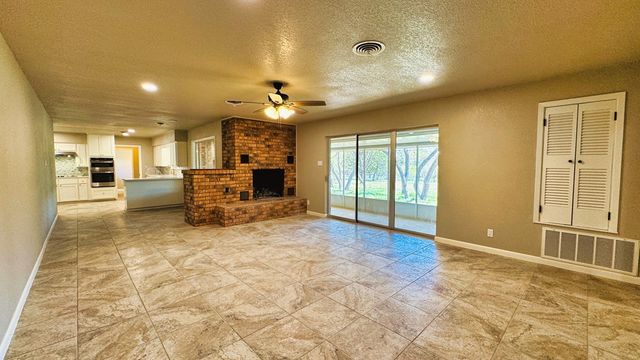 107 S Royal Oaks Rd, Kerrville, TX 78028