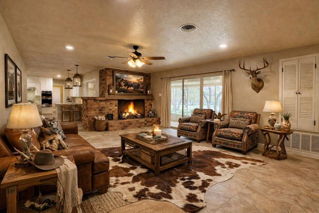 107 S Royal Oaks Rd, Kerrville, TX 78028