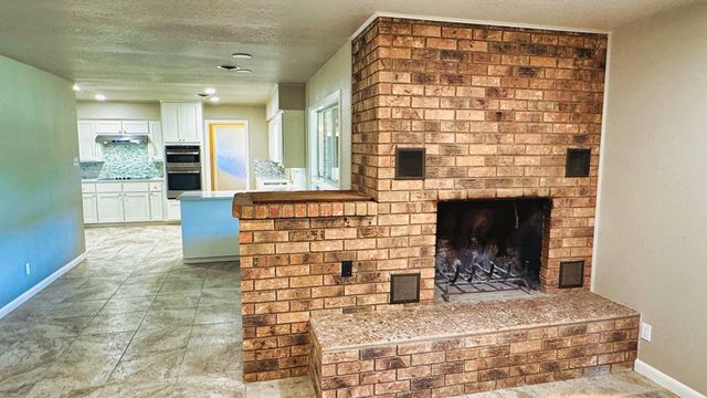 107 S Royal Oaks Rd, Kerrville, TX 78028