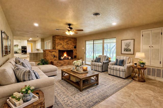 107 S Royal Oaks Rd, Kerrville, TX 78028