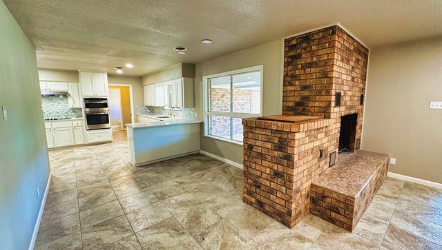 107 S Royal Oaks Rd, Kerrville, TX 78028