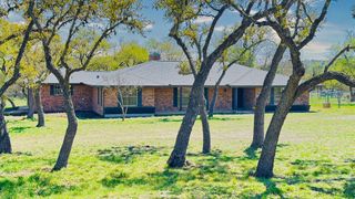 107 S Royal Oaks Rd, Kerrville, TX 78028
