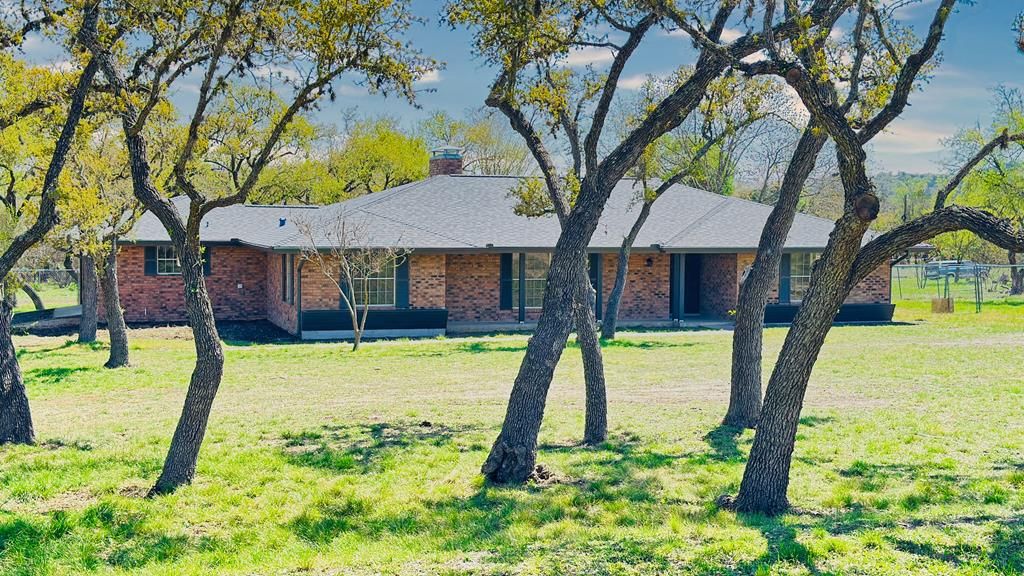 107 S Royal Oaks Rd, Kerrville, TX 78028