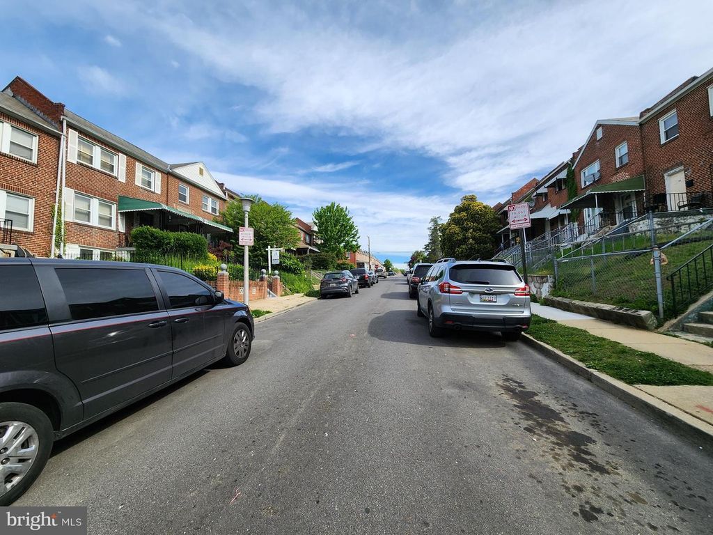Image 3 of property listing at 17 S ELLAMONT ST, Baltimore, MD 21229
