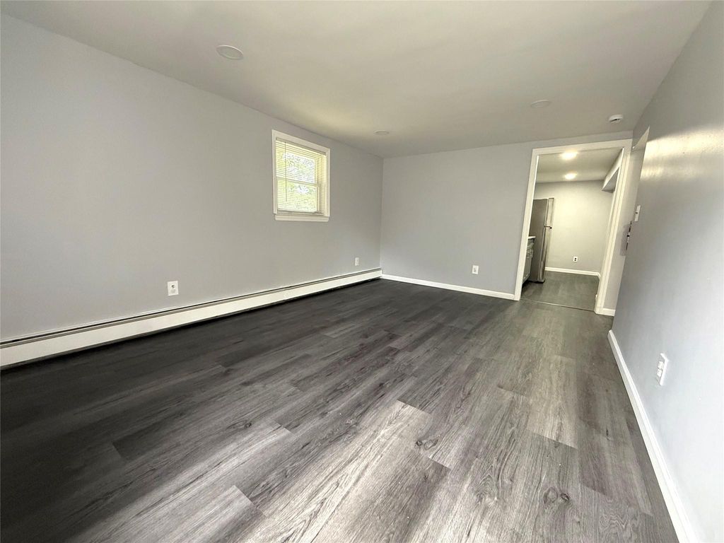 536 East Drive, Lindenhurst, NY 11757