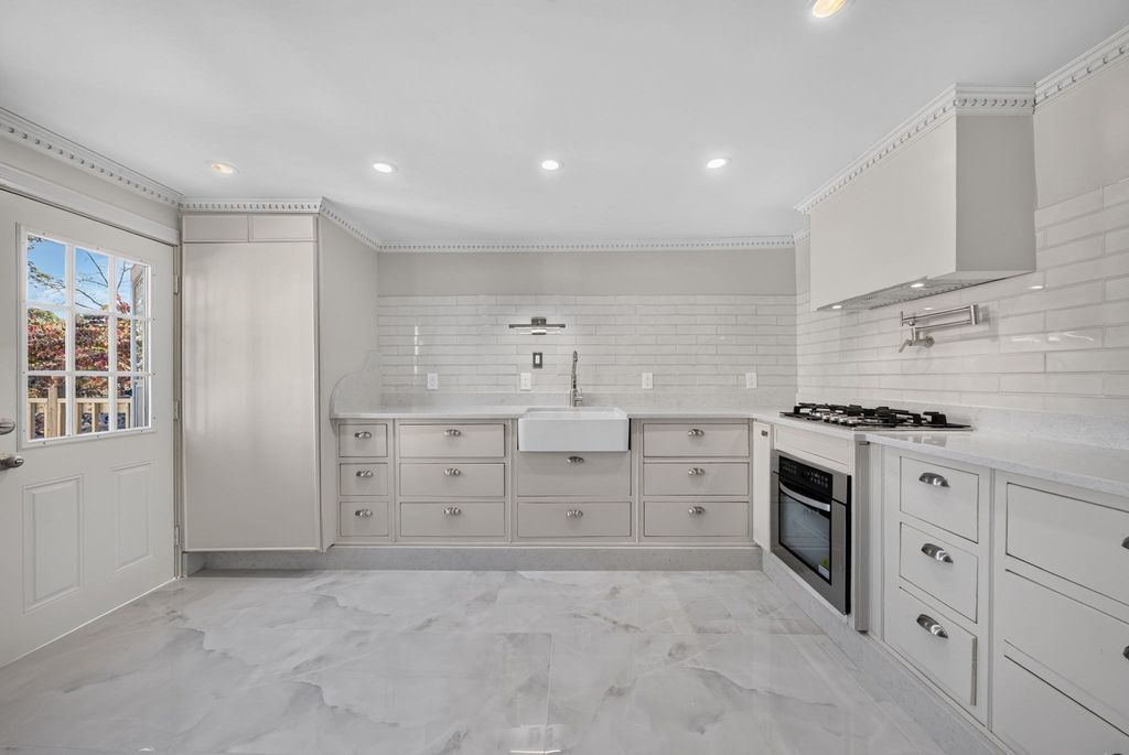 70 Brush Hill Rd 70, Milton, MA 02186