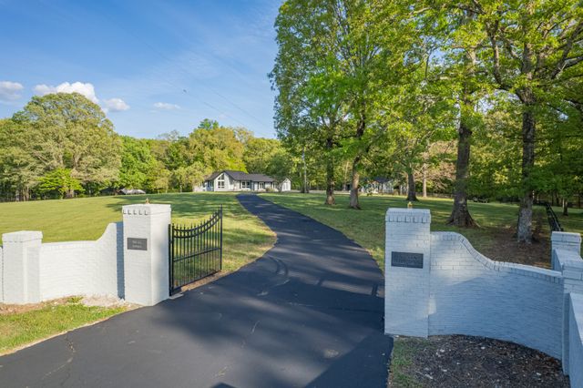 26 Oakwood Ave, Summertown, TN 38483