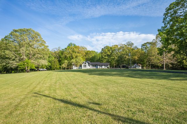 26 Oakwood Ave, Summertown, TN 38483