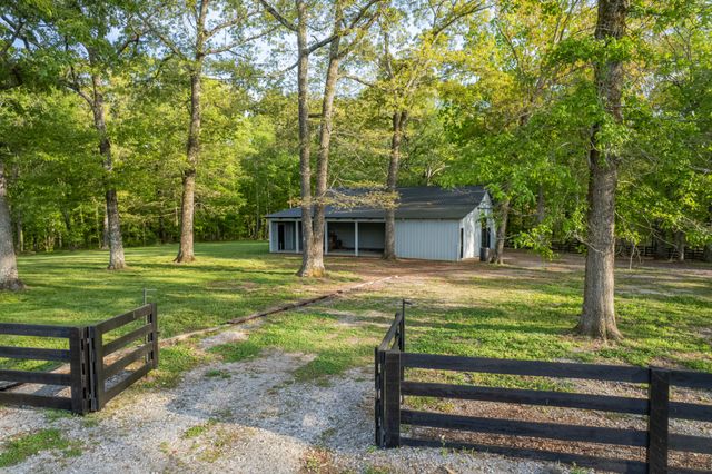 26 Oakwood Ave, Summertown, TN 38483