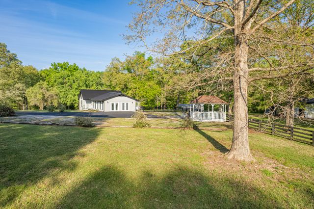 26 Oakwood Ave, Summertown, TN 38483