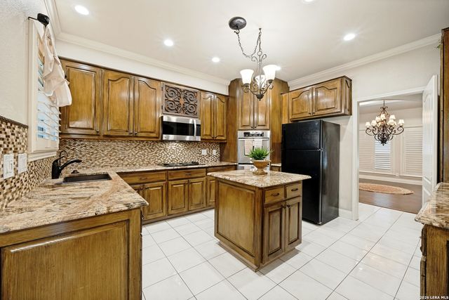 2 GRANBURG CIR, San Antonio, TX 78218