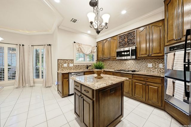 2 GRANBURG CIR, San Antonio, TX 78218
