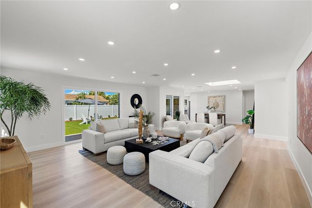 674 Senate Street, Costa Mesa, CA 92627