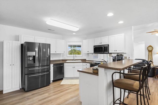 100 Micahs Xing, Reeds Spring, MO 65737