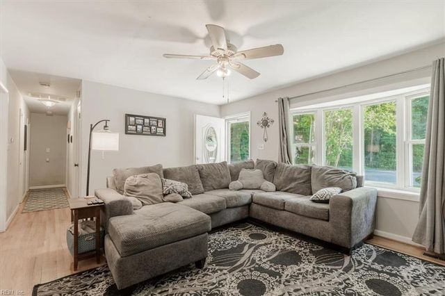 702 Seaford RD, Seaford, VA 23696