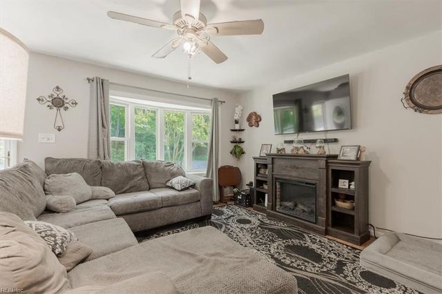 702 Seaford RD, Seaford, VA 23696