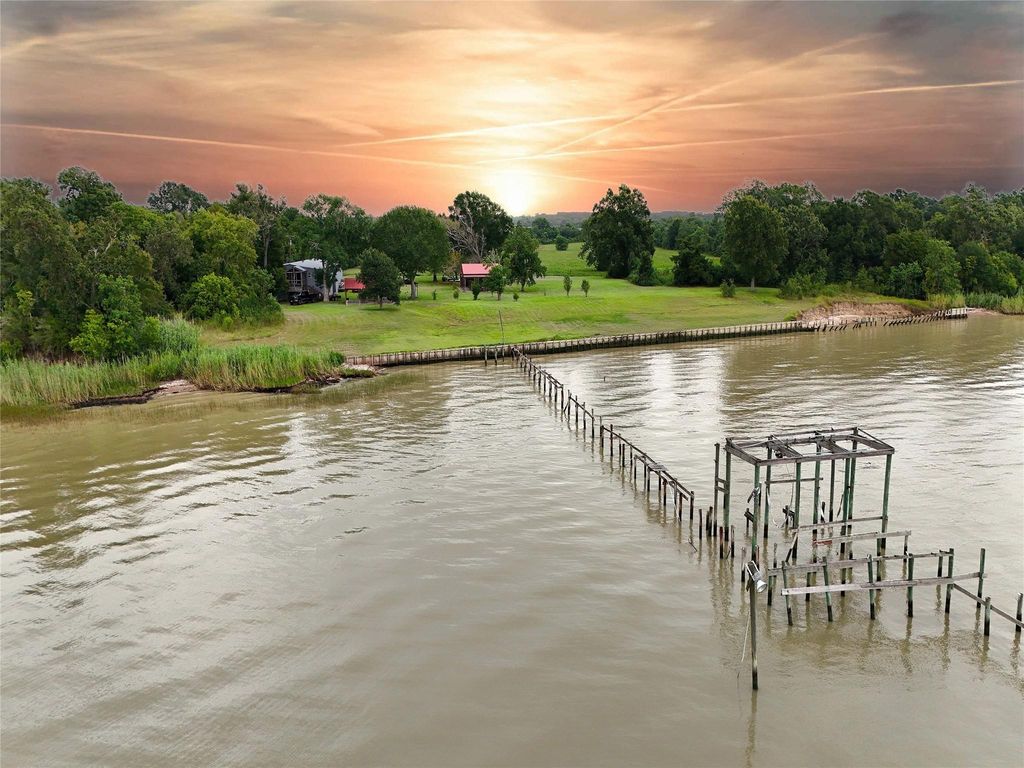 4542 S Main Street, Anahuac, TX 77514