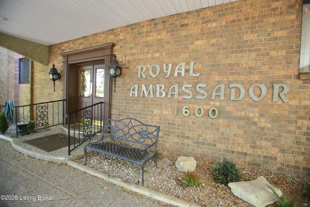 1600 Gardiner Ln 204, Louisville, KY 40205