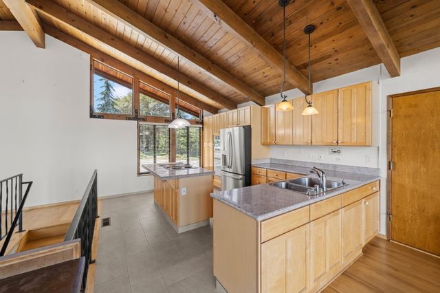 24717 Rodeo Flat Rd, Auburn, CA 95602