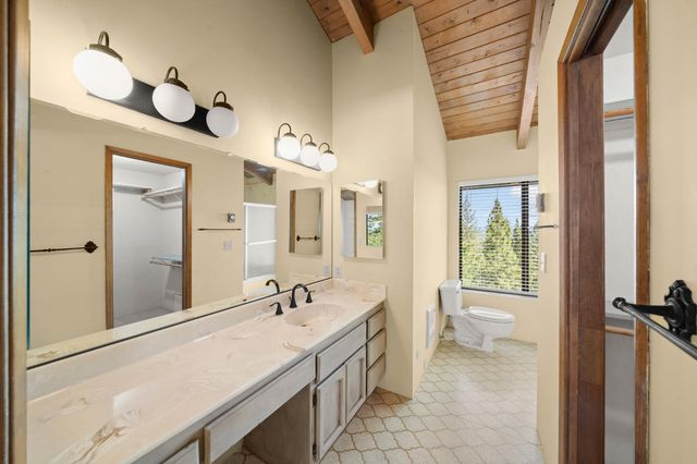 24717 Rodeo Flat Rd, Auburn, CA 95602