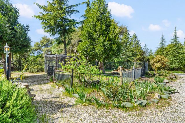24717 Rodeo Flat Rd, Auburn, CA 95602