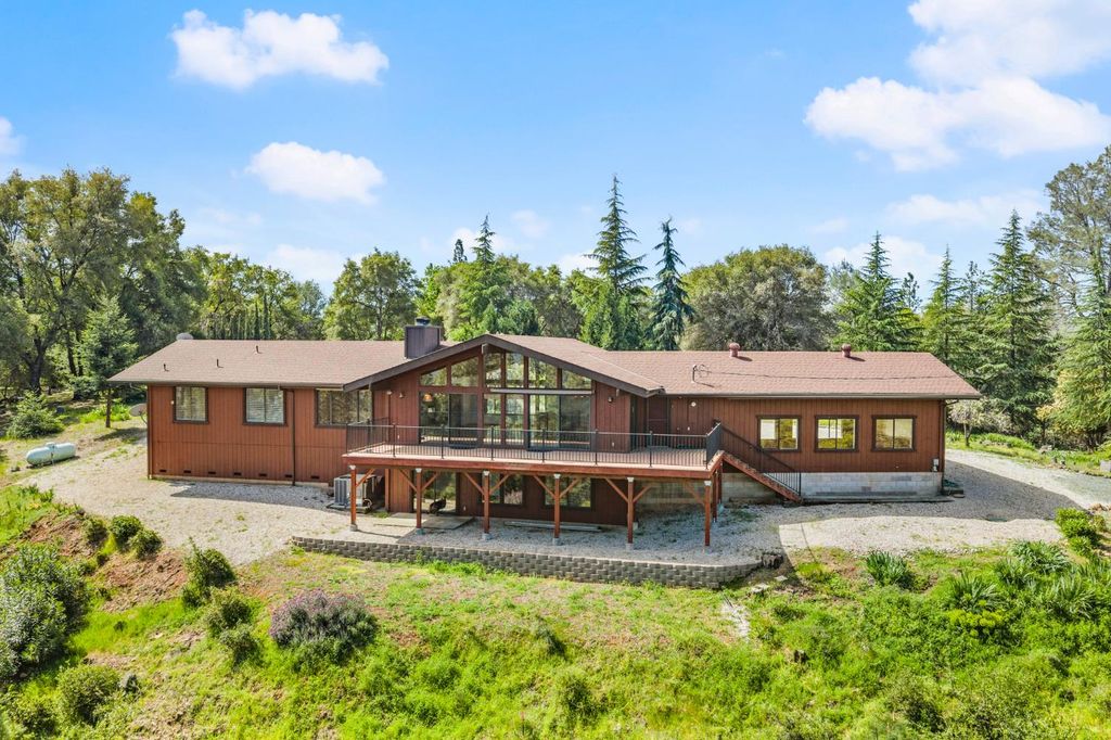 24717 Rodeo Flat Rd, Auburn, CA 95602