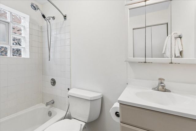 6118 N Hermitage Avenue A, Chicago, IL 60660