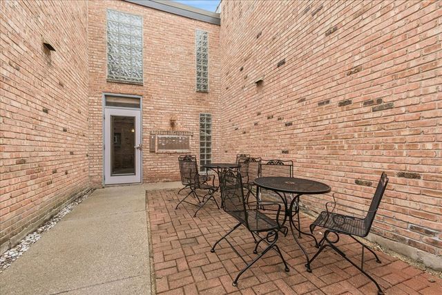 6118 N Hermitage Avenue A, Chicago, IL 60660