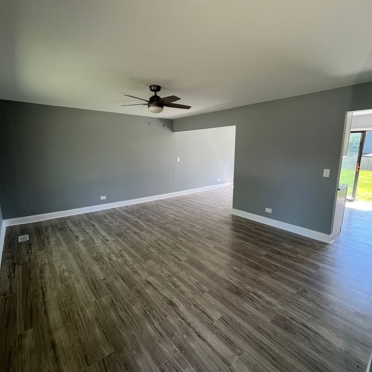 Image 5 of property listing at 3915 Greenbay Drive, Hanover Park, IL 60133