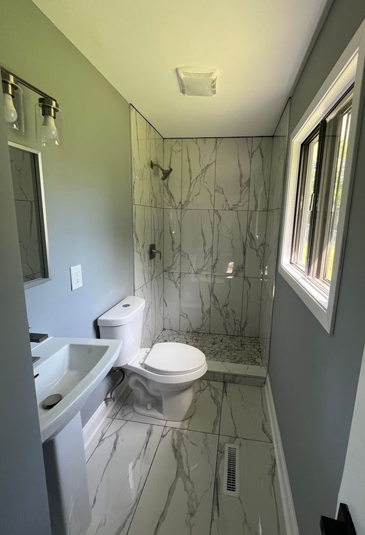 Image 6 of property listing at 3915 Greenbay Drive, Hanover Park, IL 60133