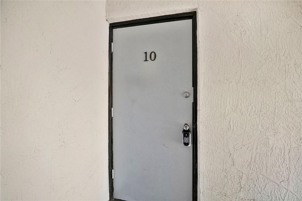 Image 5 of property listing at 2507 N ALAFAYA TRAIL 10, Orlando, FL 32826