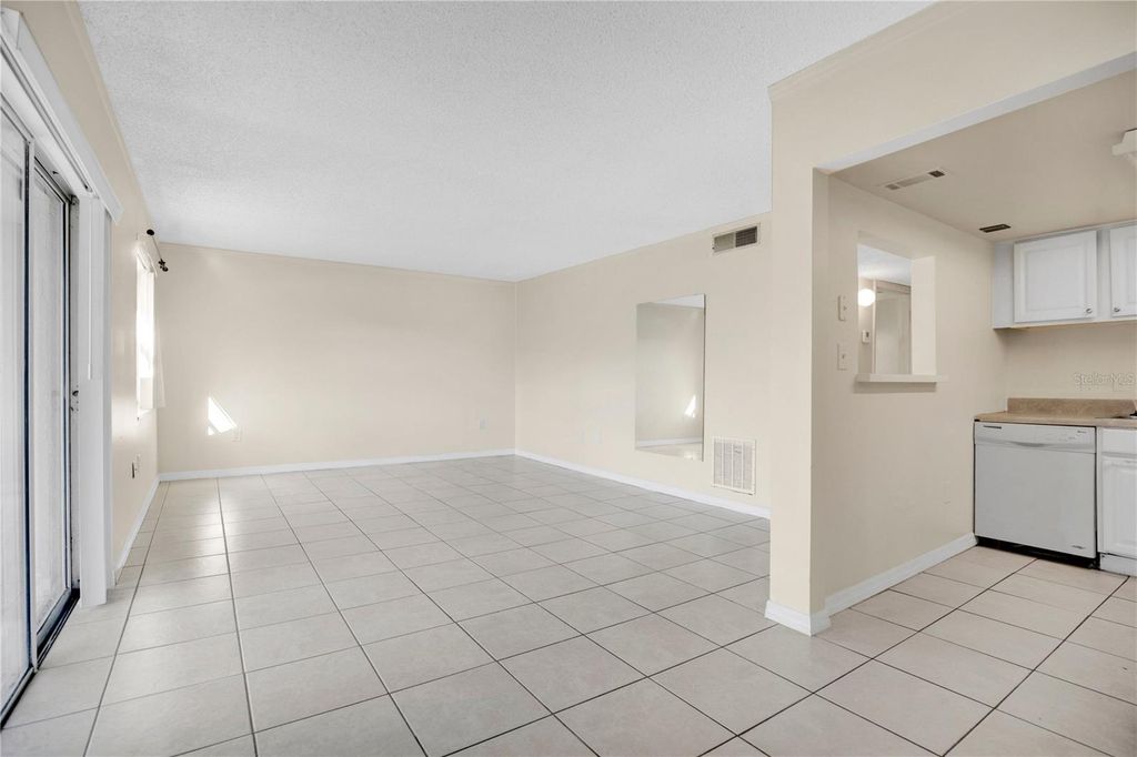 Image 8 of property listing at 2507 N ALAFAYA TRAIL 10, Orlando, FL 32826