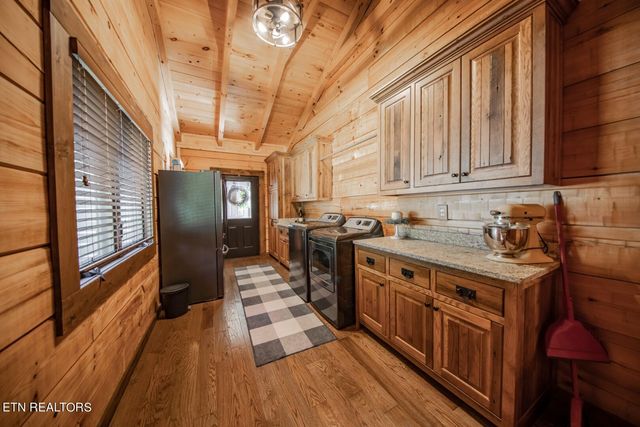 961 Tomahawk Rd, Cosby, TN 37722