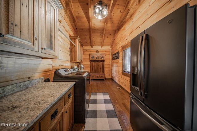 961 Tomahawk Rd, Cosby, TN 37722